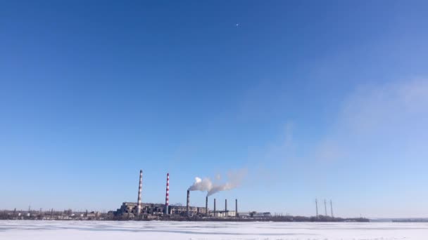 Industrial landscape of the area. Smokestacks pollute atmosphere, heavy industry — Stock Video