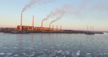 Arka plan, şehir ve nehir üzerinde büyük bitki havadan görünümü