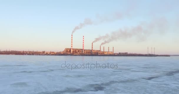 烟从管的火力发电站，鸟瞰图 — 图库视频影像