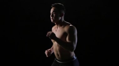 Sporcu yavaş siyah arka plan üzerinde çalıştırın. Orta Mesafe