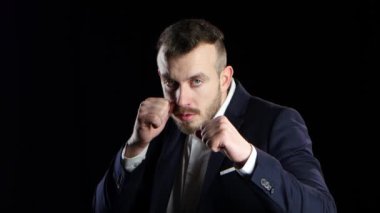 Sporcu iş takım elbiseli boks, kameraya görünüyor