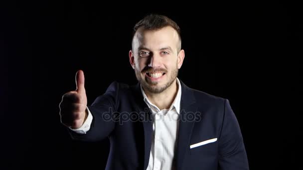 Zufriedener Geschäftsmann zeigt Geste gut, Daumen hoch. schwarzer Hintergrund — Stockvideo