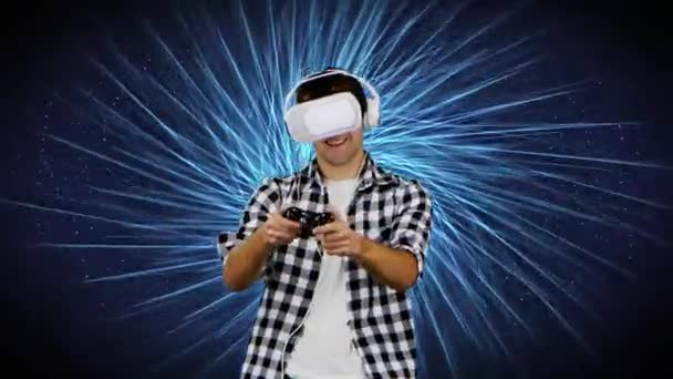 Гравець у окулярах віртуальної реальності на фоні комп'ютерної графіки — стокове відео