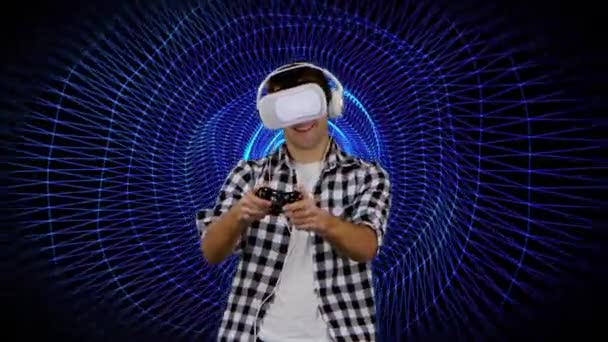 Гравець на фоні комп'ютерної графіки в окулярах віртуальної реальності — стокове відео