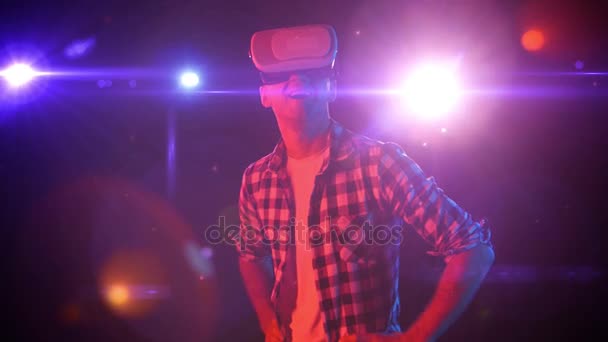 Hombre en gafas de realidad virtual mira el espacio que rodea — Vídeos de Stock