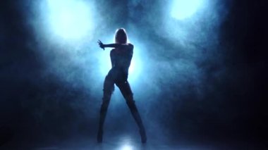 İç çamaşırı ince sarışın dansçı. Siluet dumanlı, yavaş hareket