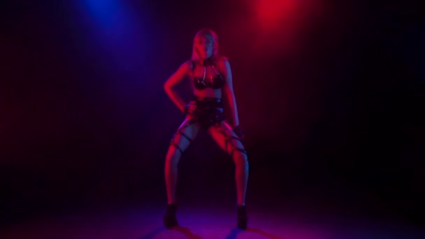 Loira menina pj está dançando em estúdio em câmera lenta — Vídeo de Stock
