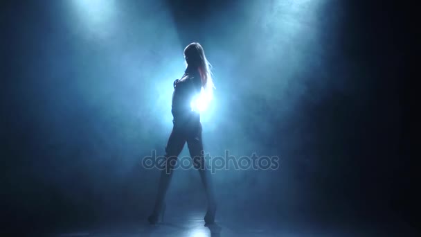 Chica delgada pj está bailando en estudio ahumado, cámara lenta — Vídeo de stock