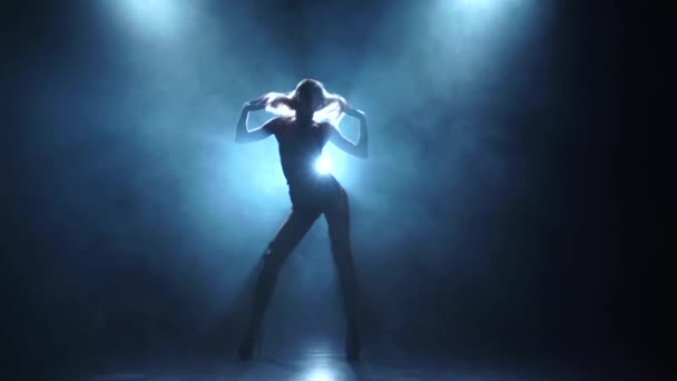 Стройная женщина Пи-Джей танцует в дымчатой студии, замедленная съемка — стоковое видео