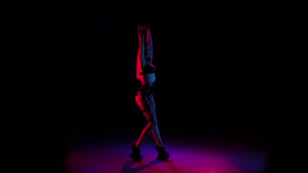 Сексуальный Пи-Джей танцует в студии, черный фон, замедленная съемка — стоковое видео