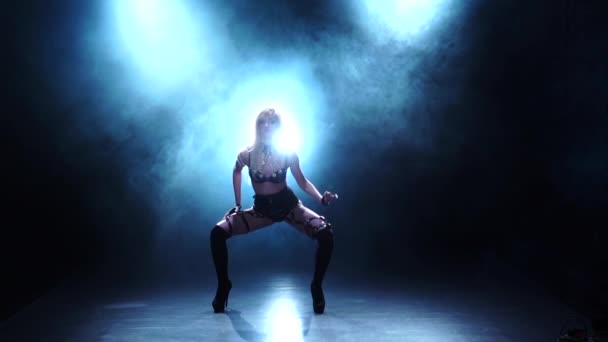 Erotic dancer demonstrating her perfect body. Smoky studio, slow motion — Stock Video