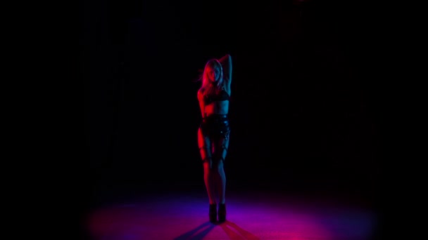 Σέξι κορίτσι pj χορεύει σε δερμάτινα εσώρουχα, αργή κίνηση — Αρχείο Βίντεο