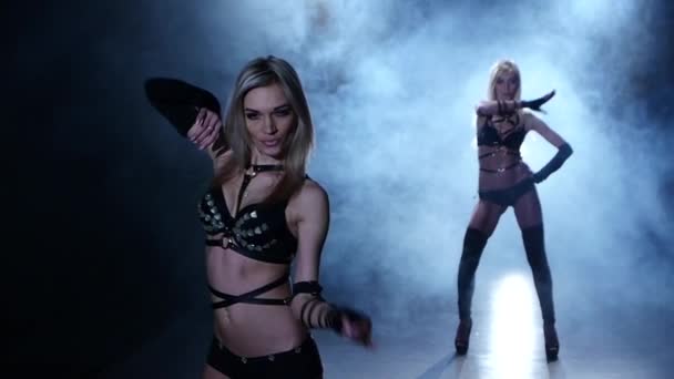 Koppel dansen sexy Pj vrouw Blond in rook, slow-motion — Stockvideo