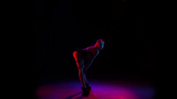 Mulher sexy PJ dançando em estúdio. Fundo preto, câmera lenta — Vídeo de Stock