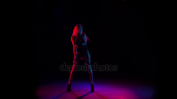 Glimlachend meisje Pj dansen in de studio. Zwarte achtergrond, slow-motion — Stockvideo