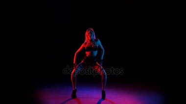 Kız dans ve stüdyoda poz erotik deri iç giyim