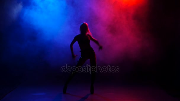 Сексуальный танцор го-го, выступающий на сцене в ярком свете — стоковое видео