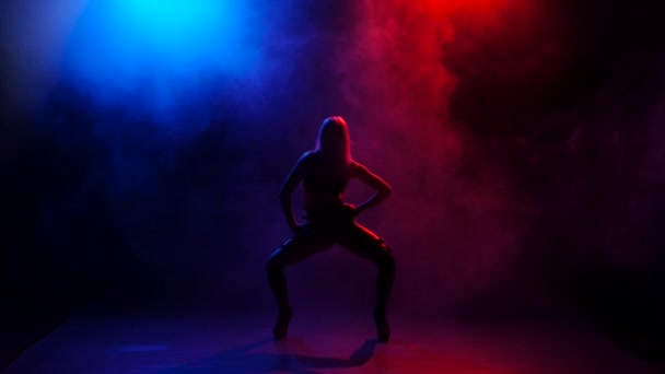 Nachtclub sexy meisje danser uitvoeren op het podium in fel licht — Stockvideo