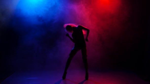 Blonde girl pj is dancing on stage in bright lights — Stock Video