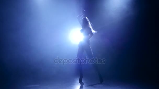 Σιλουέτα κορίτσι σε εσώρουχα χορούς στο σκοτεινό θάλαμο με καπνό — Αρχείο Βίντεο