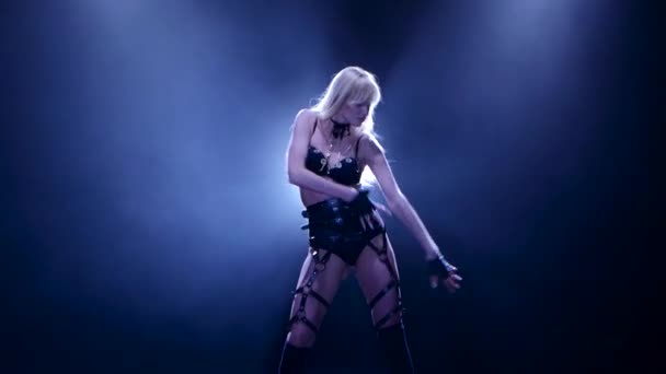 Sexig nattklubb dansare blond flicka i svart läder Underkläder, studio — Stockvideo
