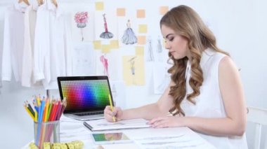 Kalem tasarımcısıyla yeni yaz koleksiyonu şaheser yaratıyor