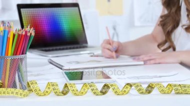 Tablo Tasarımcısı özetliyor yatıyordu eski çizimler ve renkli kalemler çizer