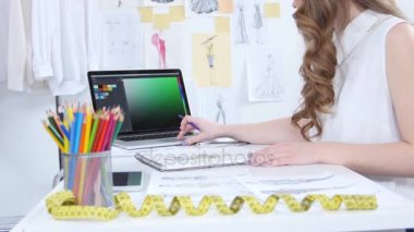 Kız tablo yalan eski çizimler ve renkli kalemler üzerinde koleksiyon ana hatlarını çizer