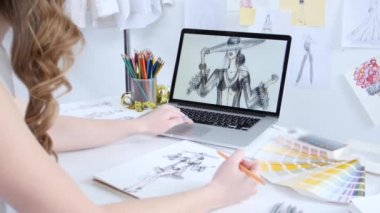 Tasarımcı çizimleri çizer ve elektronik çizimler bilgisayar üzerinde kayar