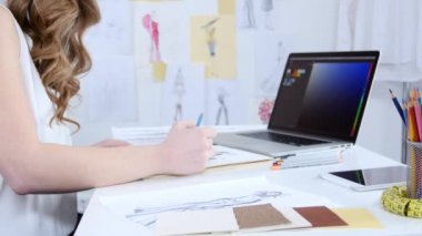 Sanatçı bilgisayar bakar ve tonları giyim yeni bir koleksiyon için seçer