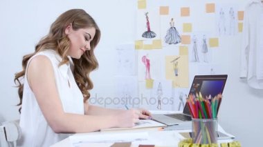 Sanatçı onun atölyesinde şaheser yaratıyor, skeçler yaz koleksiyonu çizer