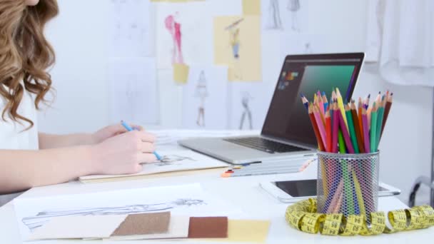 Artista en su taller crea obras maestras, dibuja bocetos para la colección de verano — Vídeo de stock