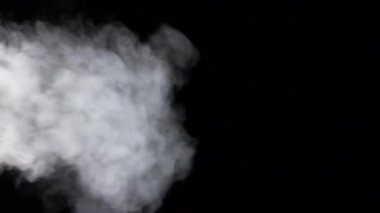 Beyaz izole siyah stüdyo arka plan üzerinde büyük dalga duman