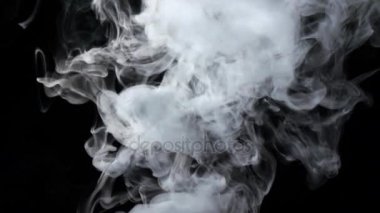 Alt, siyah arka plan beyaz duman akışların yoğun jet