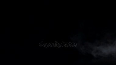 Beyaz sis izole siyah stüdyo arka planda, ağır çekim swirls