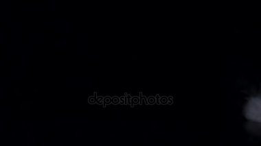 Beyaz sis swirls izole siyah stüdyo arka planda, ağır çekim