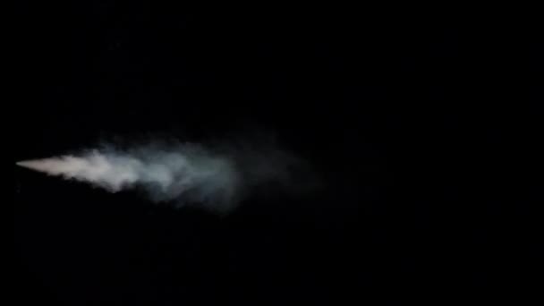 Corriente de humo blanco sobre un fondo de estudio negro aislado — Vídeo de stock
