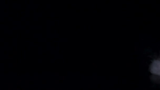 Белый туман закручивается на изолированном черном фоне студии, замедленная съемка — стоковое видео