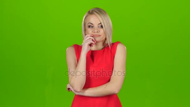 Blond dacht na over de vraag en vond antwoord. Studio met groen scherm — Stockvideo