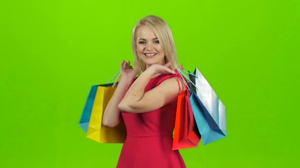 Mulher de compras feliz animado e alegre. Estúdio tela verde — Vídeo de Stock