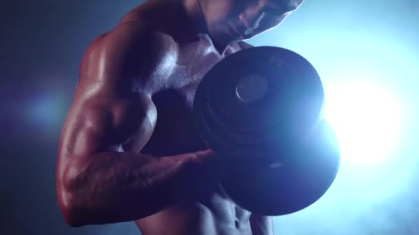 Gewichtheber hebt eine Stange, um für Wettkämpfe zu trainieren. schwarzer Rauchhintergrund. Zeitlupe — Stockvideo
