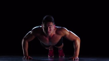 Asya atlet push ups, sıkar yerden, güçlü ve dayanıklı. Siyah arka plan ağır çekim