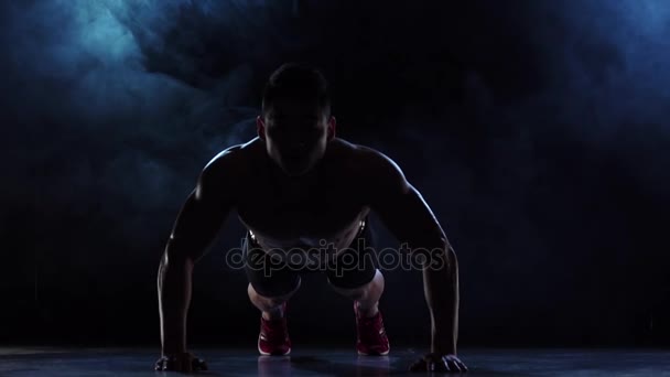 Silhouet bodybuilder push-ups. Zwarte achtergrond Slowmotion — Stockvideo