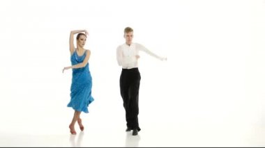 Profesyonel dansçılar çifti rumba beyaz stüdyo arka plan üzerinde gerçekleştirin.