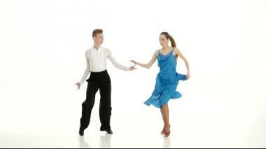 Profesyonel dansçılar çifti salsa beyaz stüdyo arka plan üzerinde gerçekleştirin.
