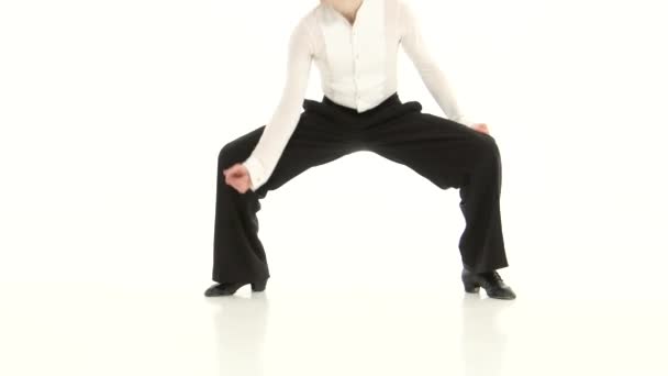 Primer plano de las piernas del hombre bailando rumba en estudio blanco — Vídeos de Stock