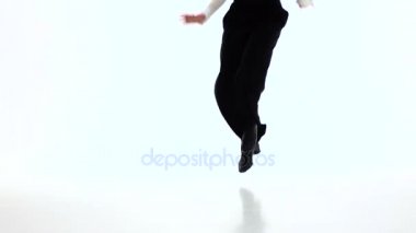 UPS adam dans bacak kapatın. Ağır çekim, beyaz studio