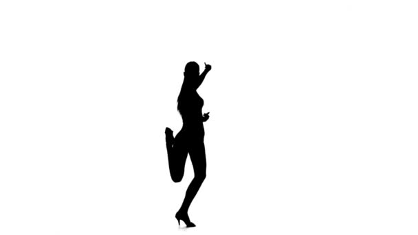 Элегантная танцовщица, исполняющая сальсу, силуэт. Белый фон, замедленная съемка — стоковое видео