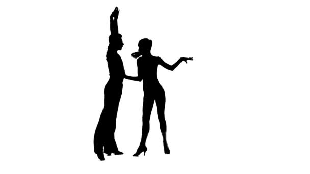 Les danseurs professionnels de la paire de silhouettes font de la rumba. Fond blanc, ralenti 