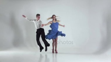Bir kaç beyaz zemin üzerine gölge dans şampiyonu. Ağır çekim